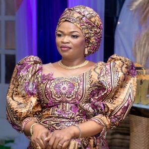 Ensemble traditionnel femme – Tissu royal à manches bouffantes et turban assorti