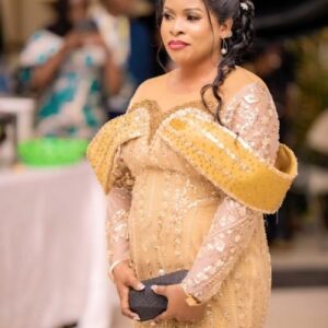 Robe de soirée dorée – Broderies perlées et design structuré